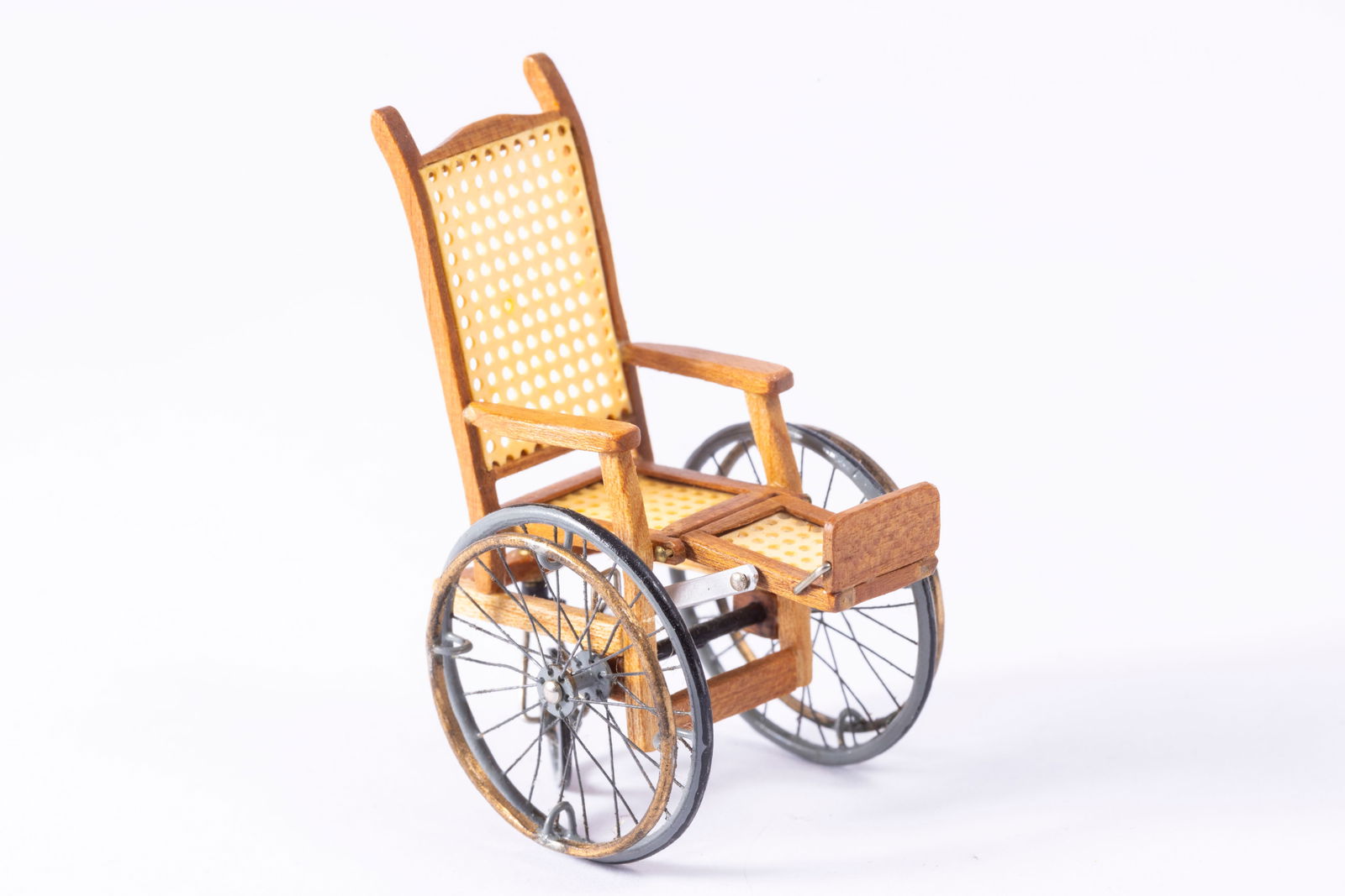 1:24 Scale Victorian Wheel Chair (1 of 5)