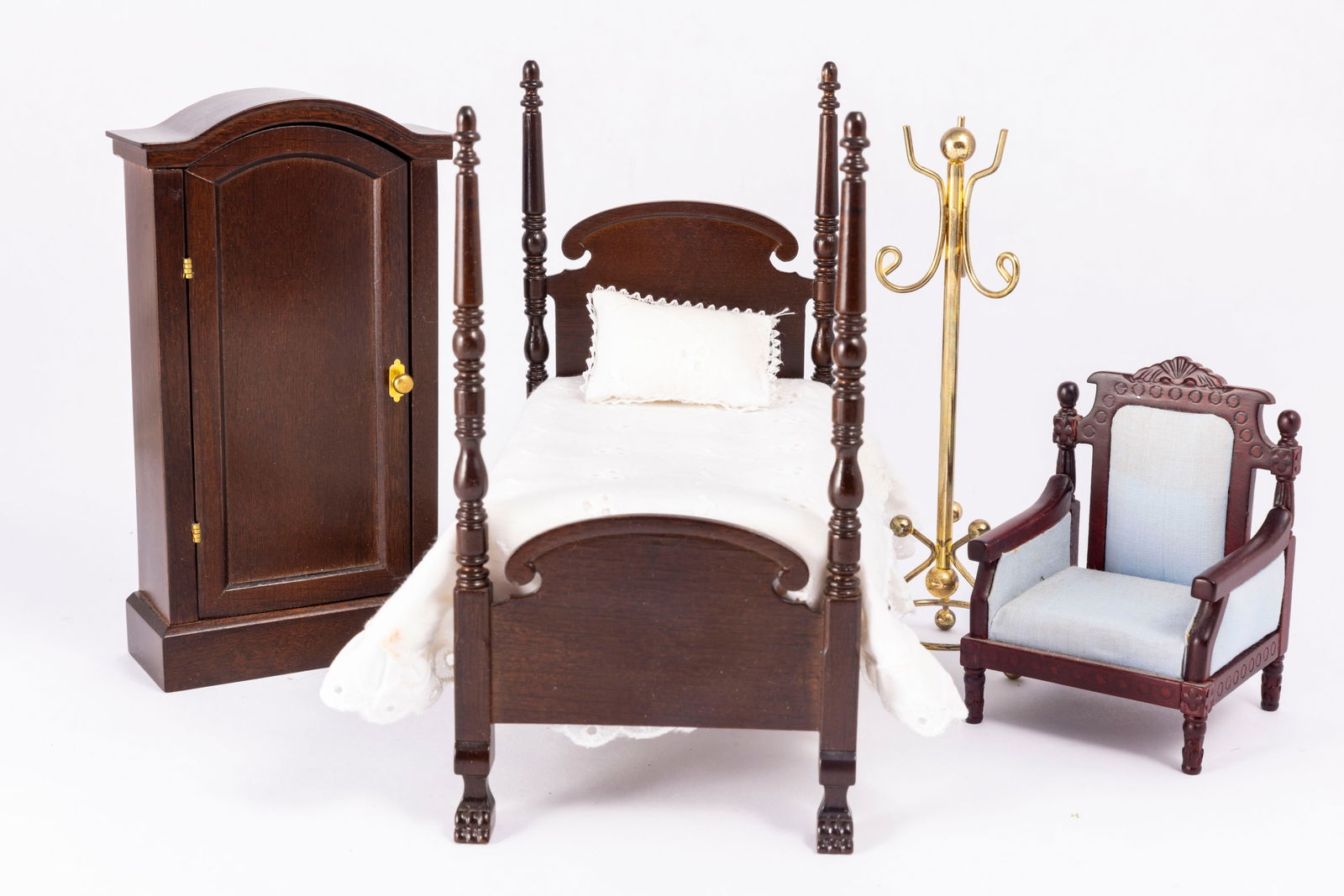 Single Bedroom Set with 4 Poster Bed (1 of 7)