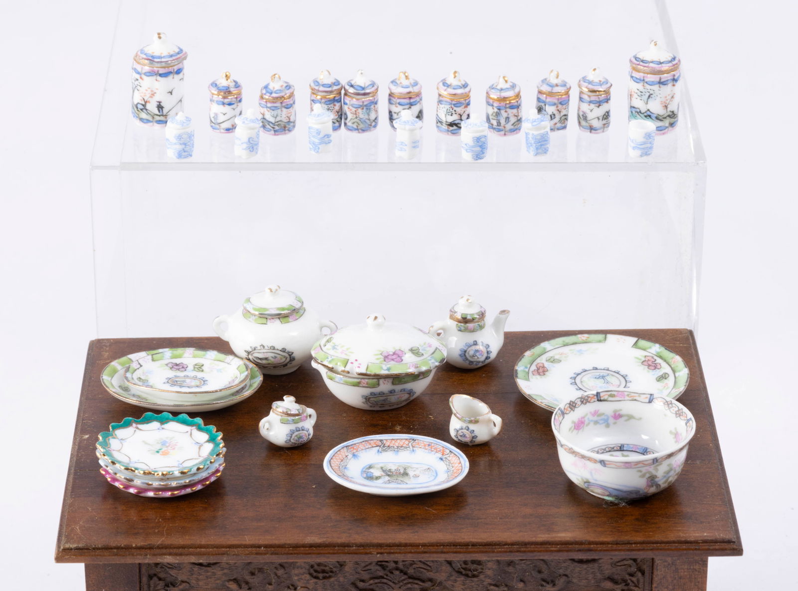 Bespaq Large Assortment of Canisters, Plates & Dishes: Large Assortment of Bespaq canisters, plates, dishes and jars. A big variety with different designs. Lids are removable.