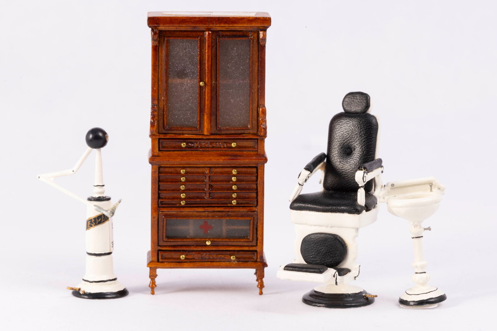 1:24 Half Inch Scale Dentist Office with Chair, Sink & More (1 of 8)