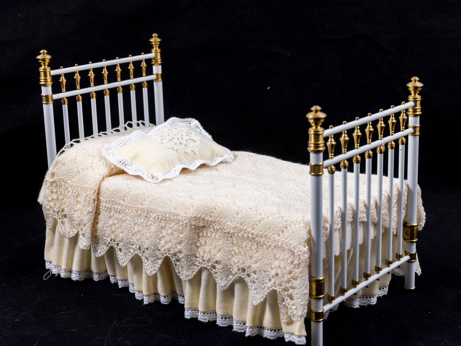 Tretter's White & Brass Single Bed with Bedding (1 of 2)