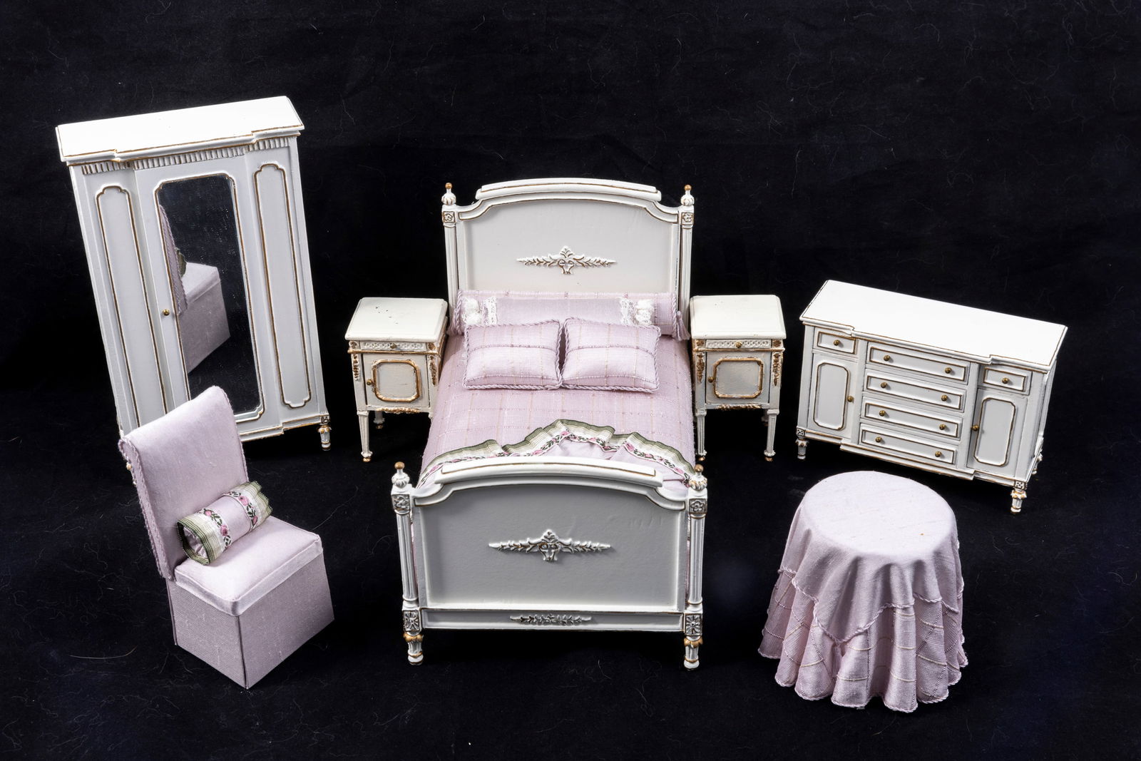 Bespaq Bedroom with Lavender Silk Bedding (1 of 9)