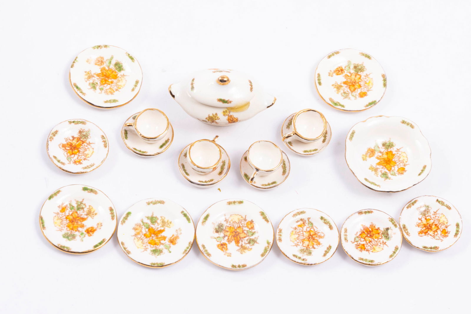 Dinner Service For 4 -20 Piece Set Vintage Porcelain: Vintage porcelain dinner service. Oranges and green floral d?cor, from the 1970's early 80's. There's four dinner plates, four chargers, four cups, four saucers, a bowl and a vegetable dish with lid.