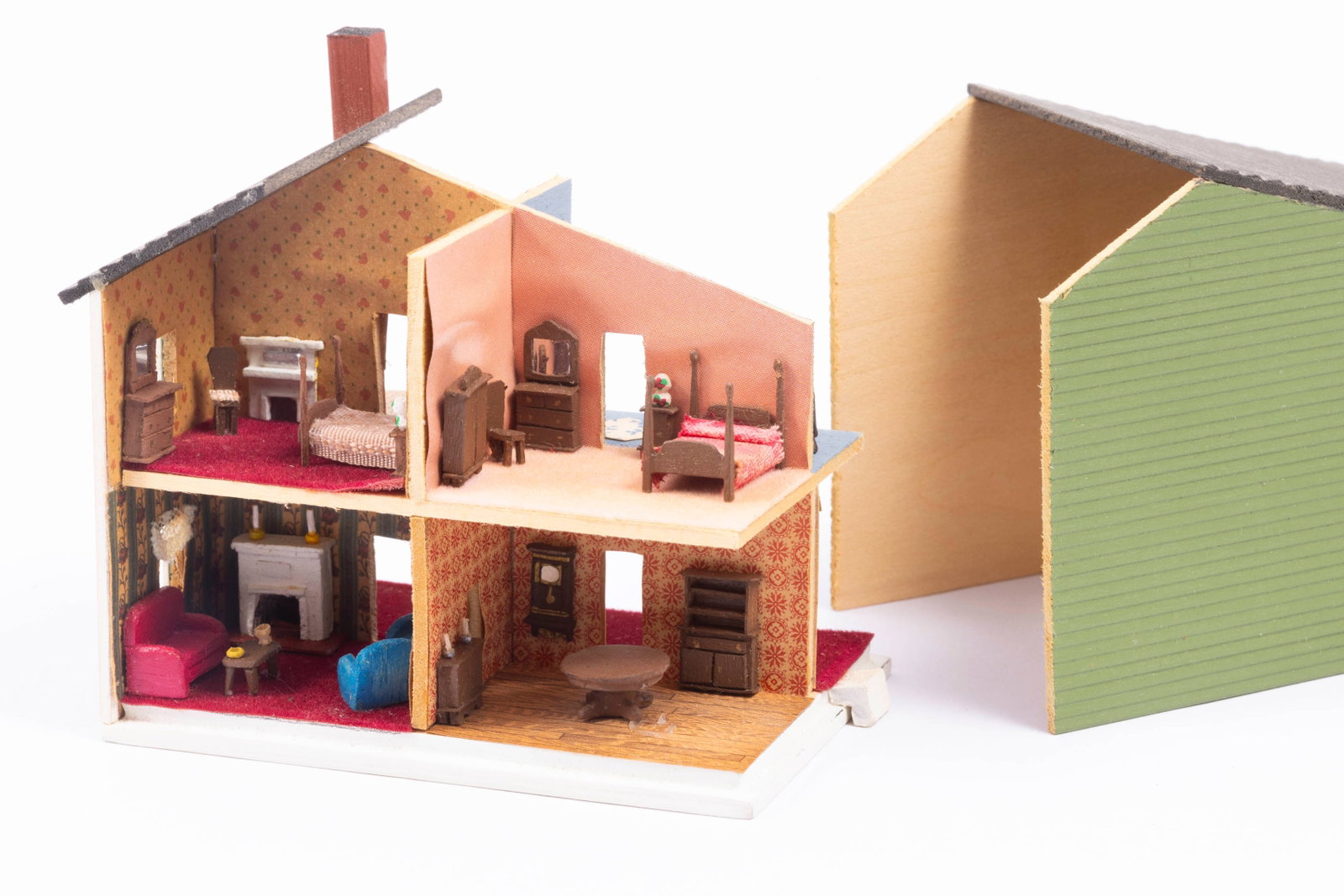 1:144 Scale Green Gudgel House with Furniture: Green 1:144 scale breakaway dollhouse by Gudgel. Signed and numbered. There's furniture in side this house.