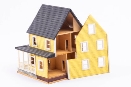 1:144 Scale Yellow Farmhouse Breakaway