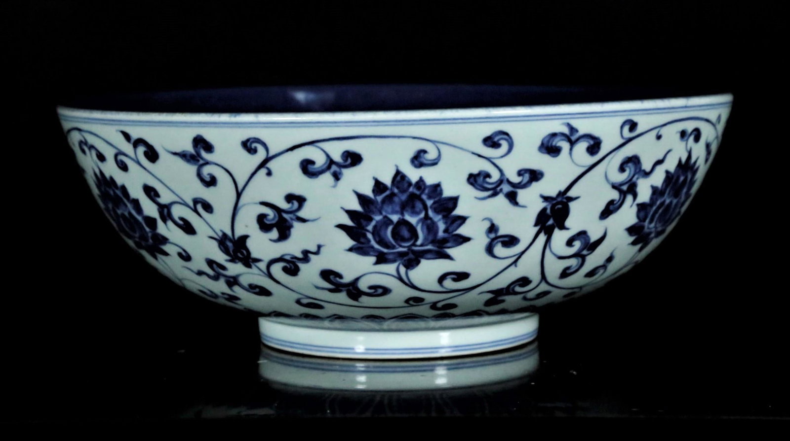 A blue and white bowl: A blue and white bowl Chinese Ming Dynasty Mark and period of XuanDe Size:31cmx11.5cmï¼ˆ1in=2.54cmï¼‰