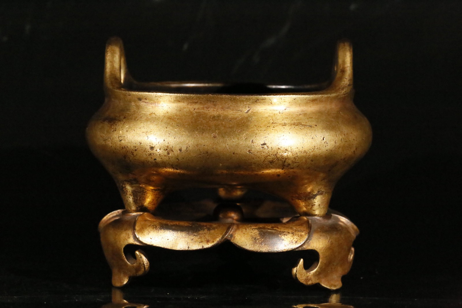 A gilt-bronze censer: A gilt-bronze censer Chinese Ming Dynasty Mark of XuanDe Size:17cmx17cm