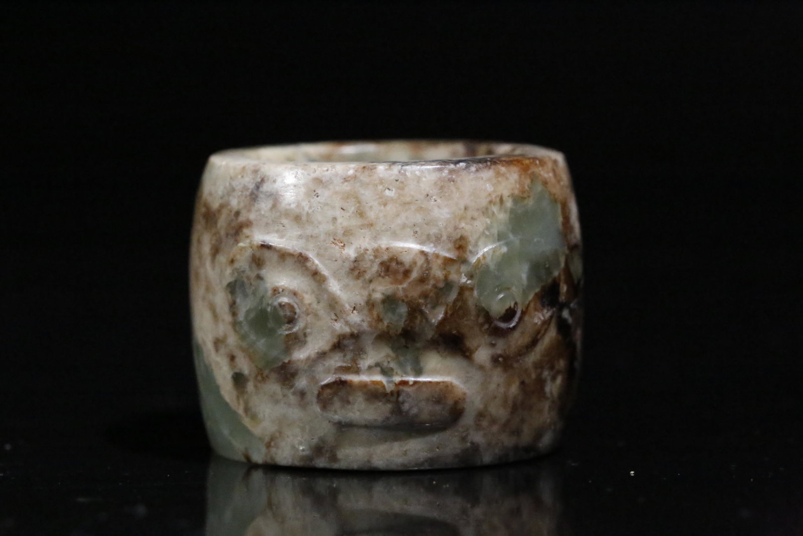 A greenish jade ring: A greenish jade ring Chinese Han dynasty Size:3.5cmX4cm(1in=2.54cmï¼‰