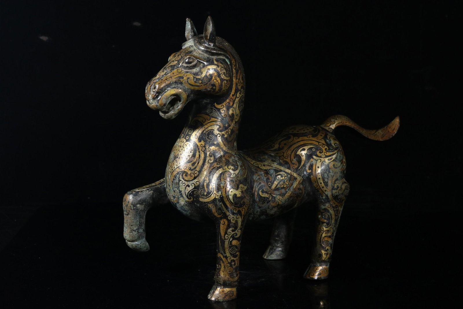 A bronze inlaying gold and silver 'horse' ornament: A bronze inlaying gold and silver 'horse' ornament Chinese Han Dynasty Size:38cmx13cmx31cm Weight:3100g