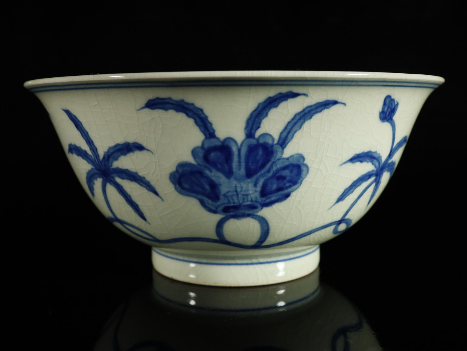 A bule and white 'flower' bowl: A bule and white 'flower' bowlChinese Ming Dynasty Mark of ChengHuaSize:18.6cmx8.6cm