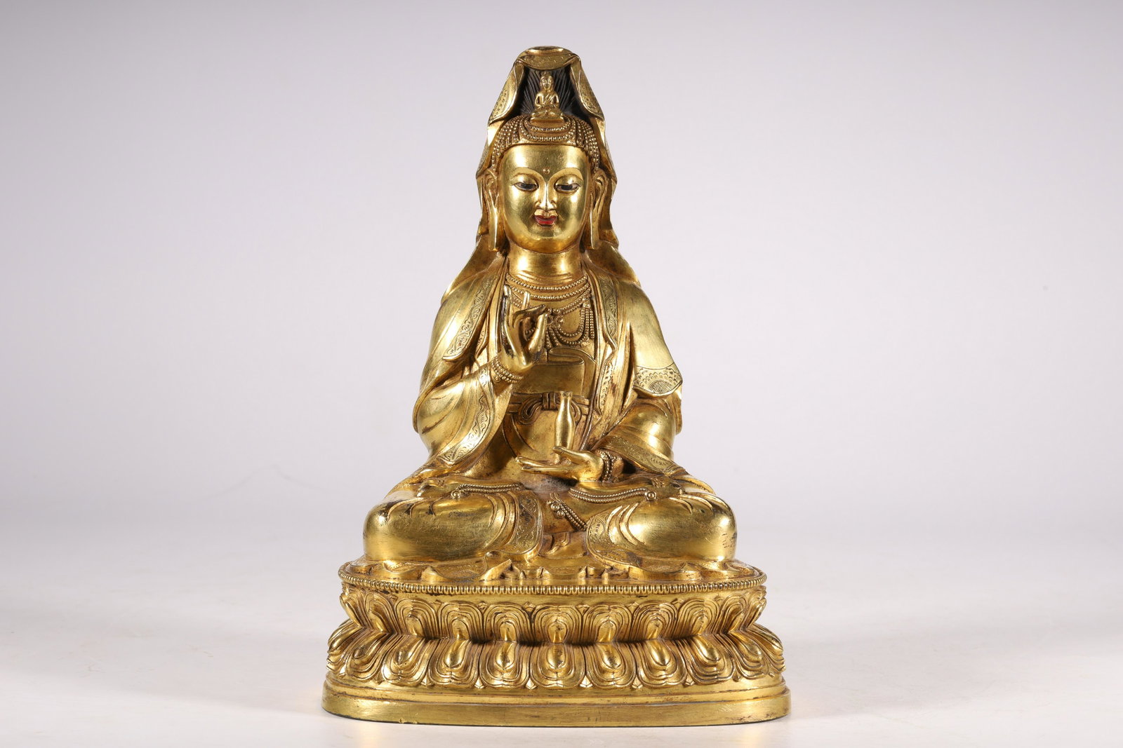 A Fine and Exquisite Gilt-bronze Figure of Guanyin: A Fine and Exquisite Gilt-bronze Figure of GuanyinChinese Qing DynastySizeï¼š21.9cmX15.6cmX12cm