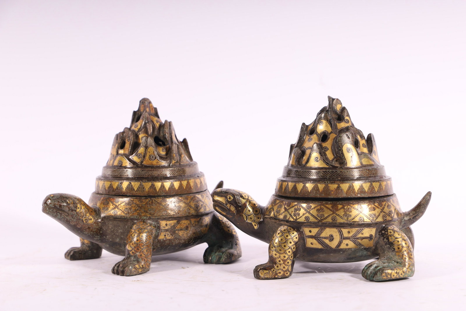 A Pair of Gold and Silver Inlaid-Bronze Turtle Censer: A Pair of Gold and Silver Inlaid-Bronze Turtle Censer Chinese Han Dynasty Size:12.3cmX10cm