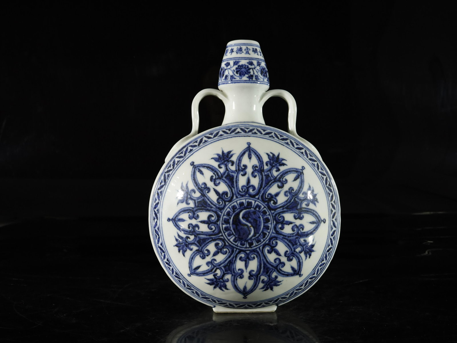 A Blue and White 'Flower' Double-Gourd Vase: A Blue and White 'Flower' Double-Gourd Vase Chinese Ming Dynasty Mark of Xuande Size: 22cmx16cmx31cm