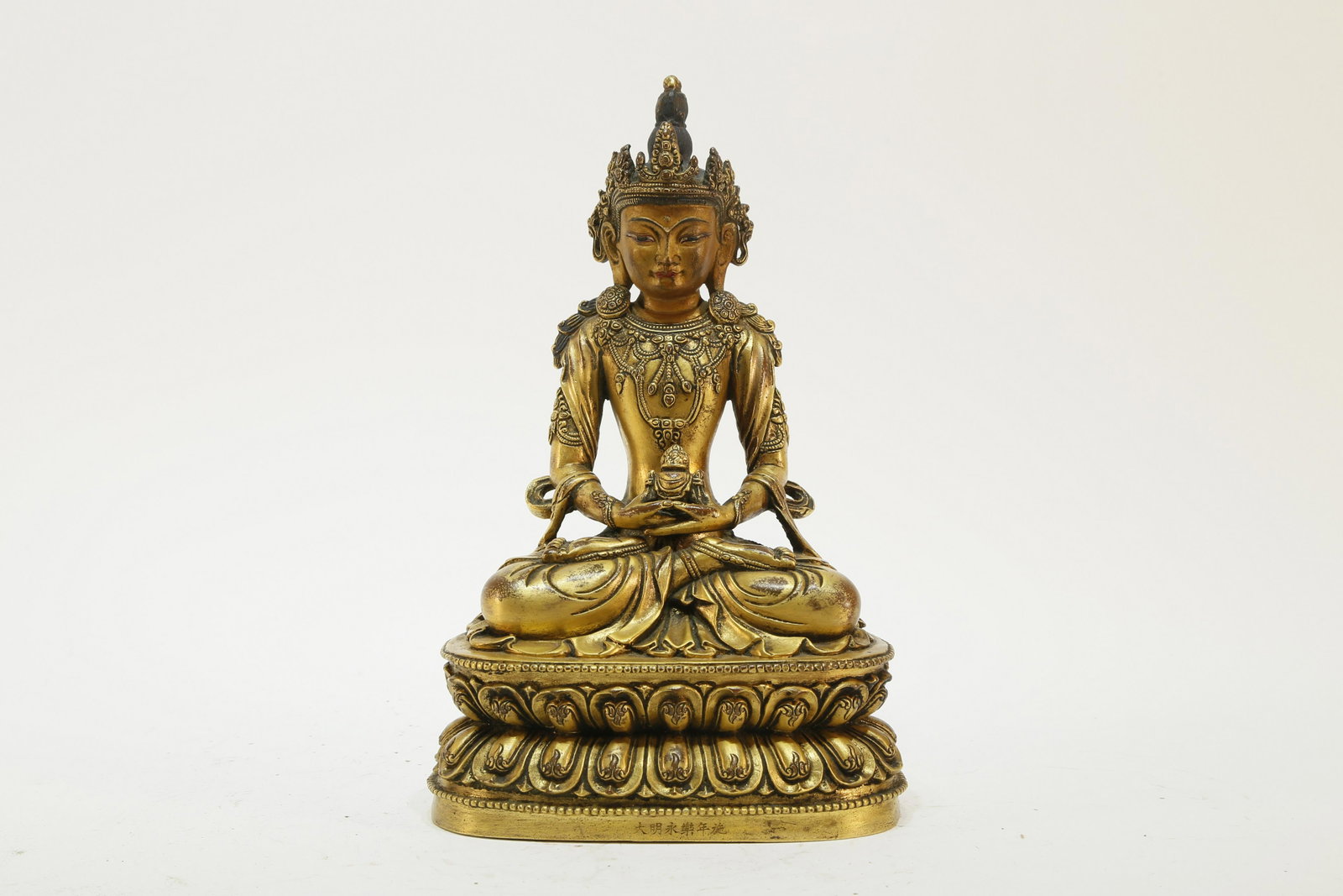A gilt bronze Amitabha Buddha statue: A gilt bronze Amitabha Buddha statue, Yongle period of Chinese Ming Dynasty(15th century)Size: 14cmx10cmx22cm