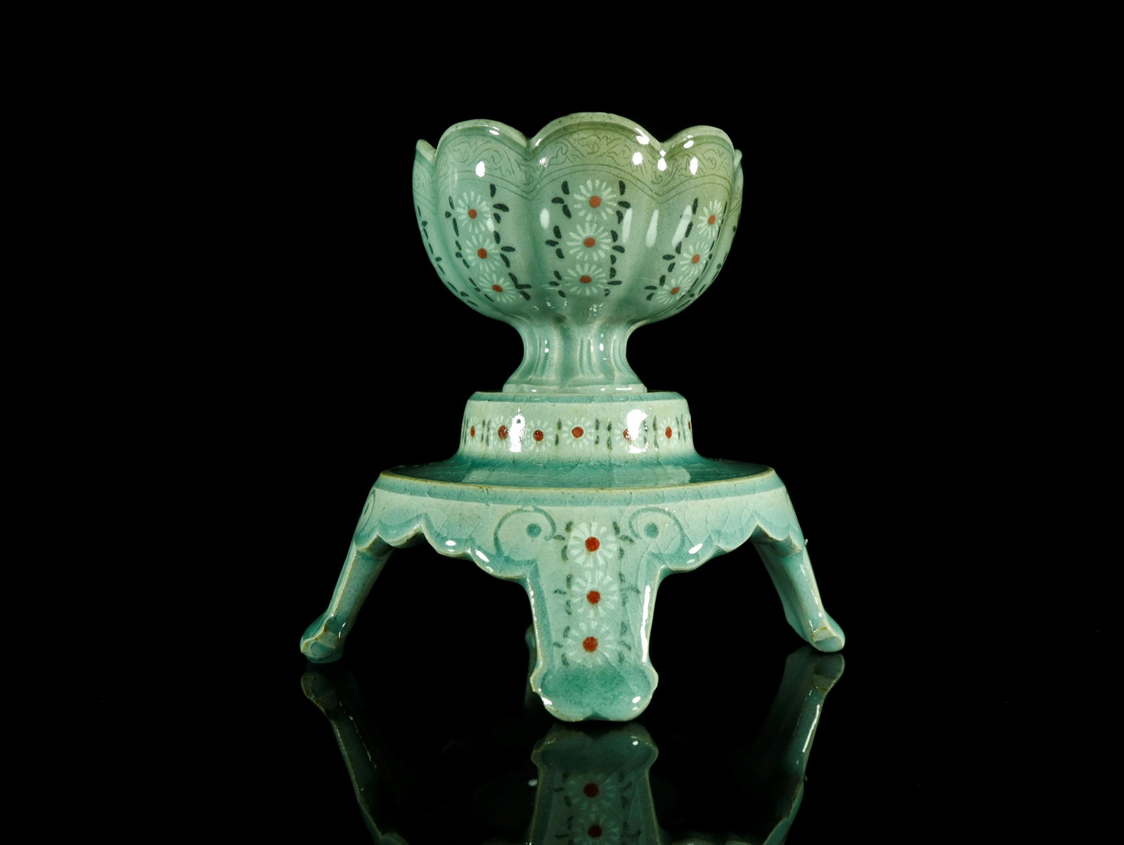 A Fine and Rare Korean Celadon-Glazed 'Flower' Cup: A Fine and Rare Korean Celadon-Glazed 'Flower' Cup with Base of Petal Choson Dynasty 11-12th Century Size:14cmx13.5cm