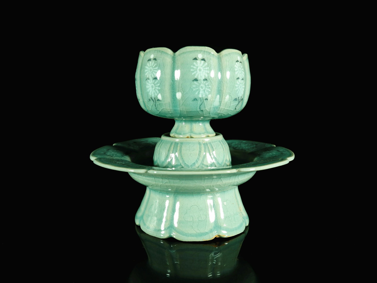 A Delicate Korean Celadon-Glazed Floral Cup: A Delicate Korean Celadon-Glazed Floral Cup 11-12 Century Size: 14.5cmx13.5cm