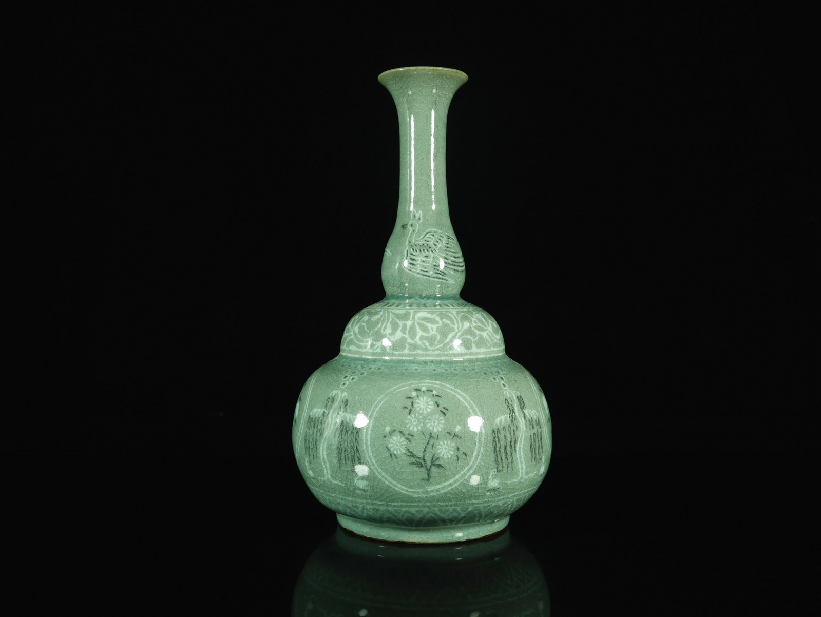 A Rare Korean Celadon-Glazed Floral Gourd Vase: A Rare Korean Celadon-Glazed Floral Gourd Vase 11-12 Century Size: 18cmx31cm