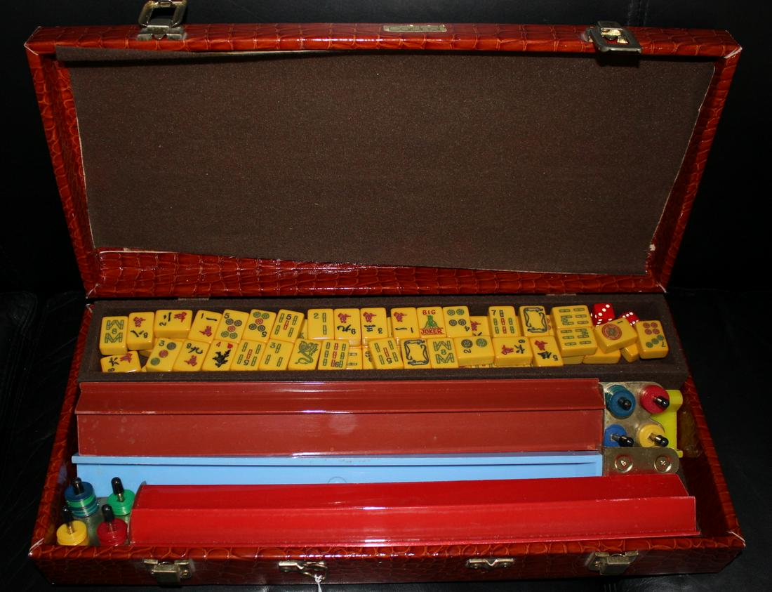 Vintage Bakalite Mahjong Set. (1 of 2)