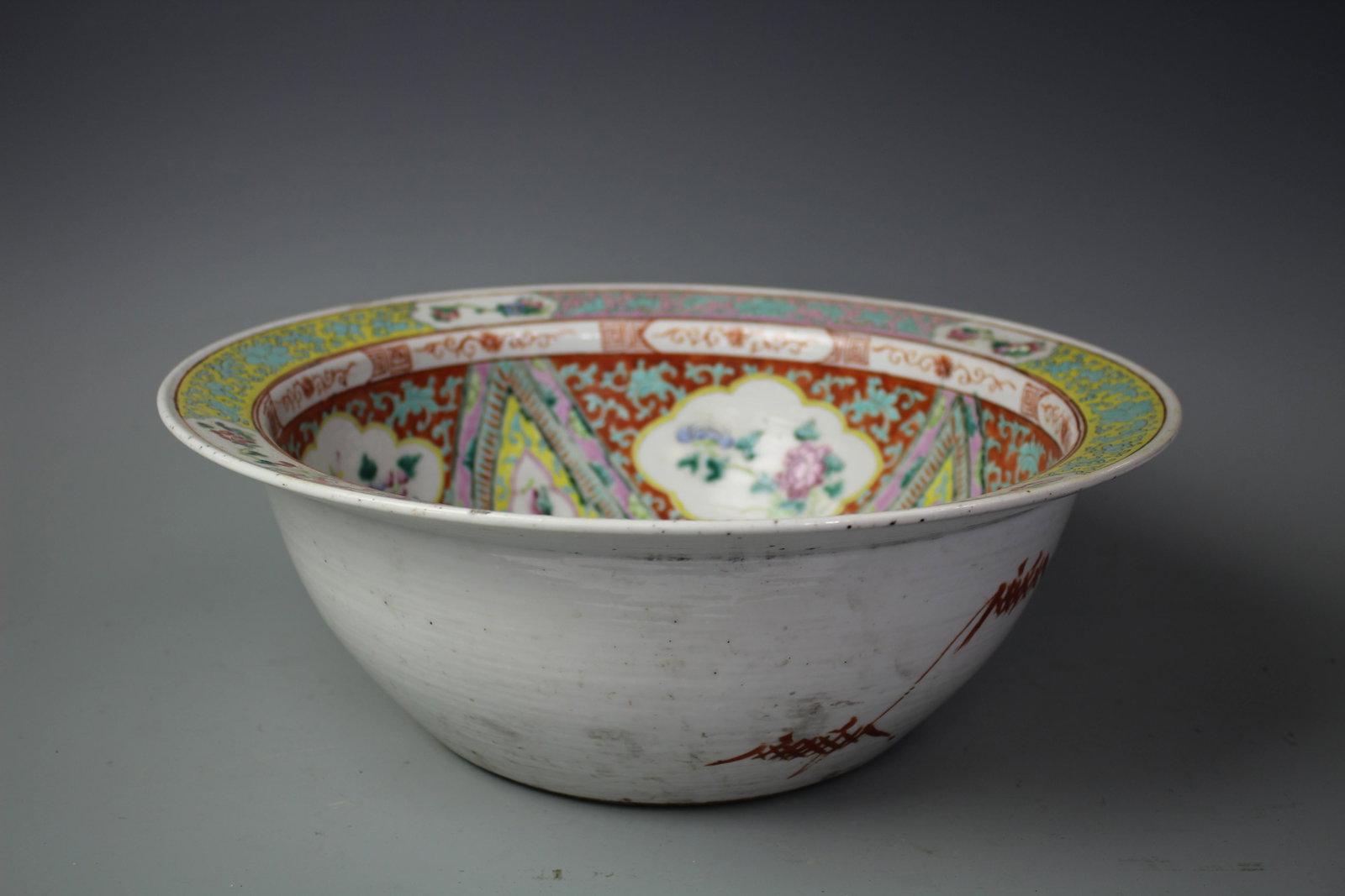 A Famille Wash Basin, Marked Tongzhi Period Qing: A Famille Wash Basin, Marked Tongzhi Period Qing Dynasty