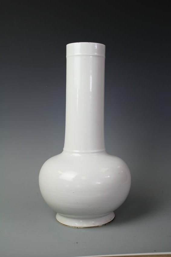 A White Porcelain Tianqiu Vase, Chenghua Period Qing: A White Porcelain Tianqiu Vase, Chenghua Period Qing Dynasty