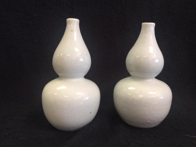Two White Glance Small Vases, Qing Dynasty: Two White Glance Small Vases, Qing Dynasty