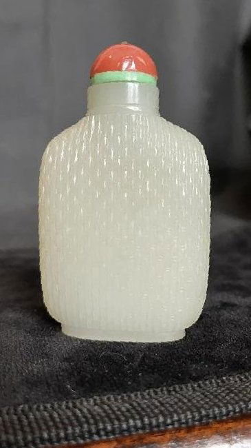 A White Jade Snuff Bottle (1 of 6)