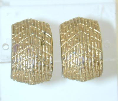 4092 ERWIN PEARL 14K Gold Clip-on Earrings: ERWIN PEARL 14K Gold Clip-on Earrings. It weighs 18.6g and size is approx. 14 x 26mm. .