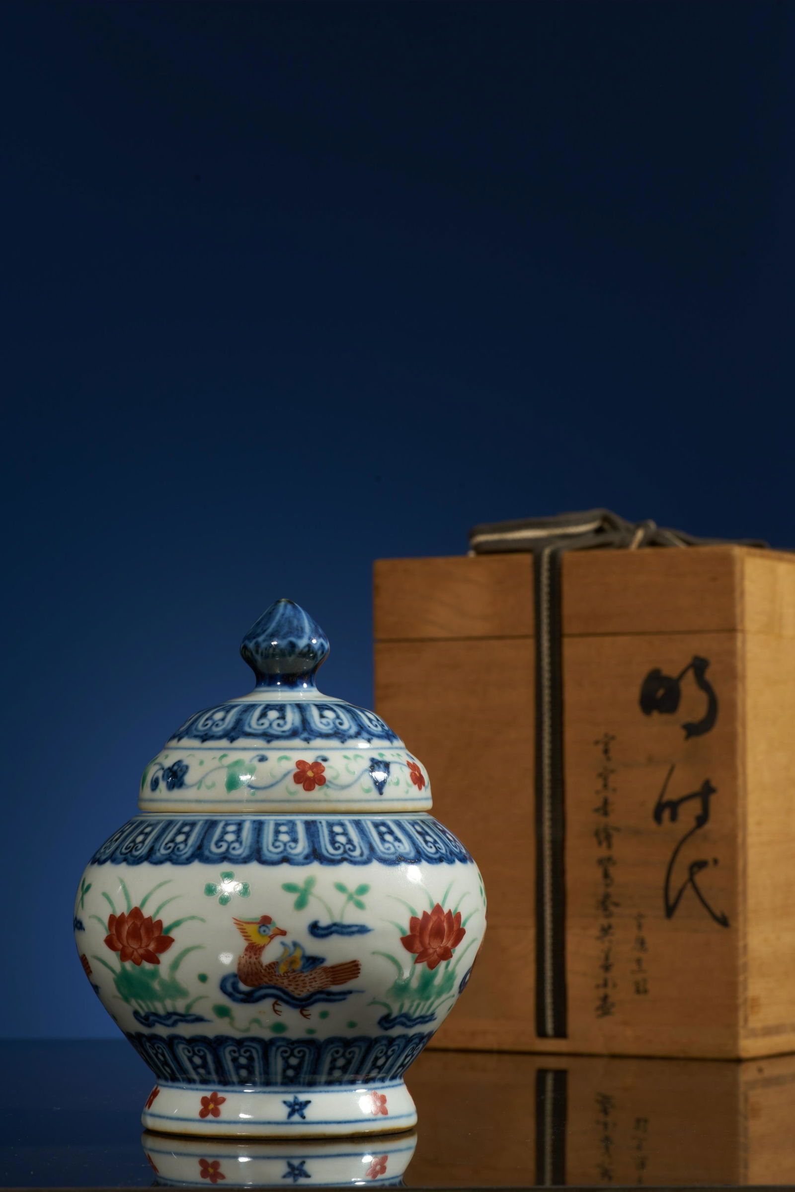 A Highly Important & Rare WUCAI ‘Mandarin Ducks’ Jar (1 of 7)