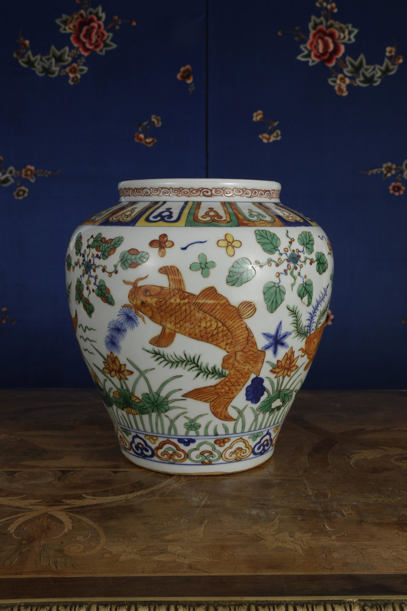 A EXTREMELY RARE doucai 'FISH' JAR.JIAJING PERIOD, MING (1 of 12)