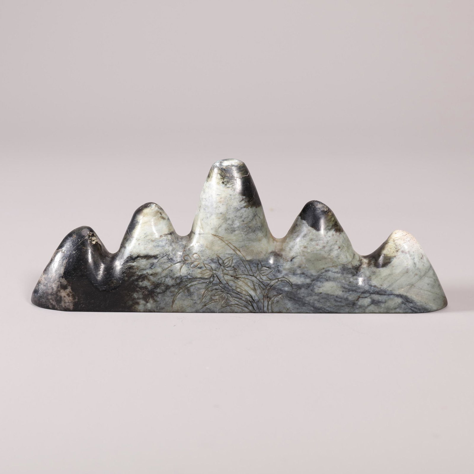 A JADE CARVING BRUSH HOLDER. QING DYNASTY. (1 of 7)