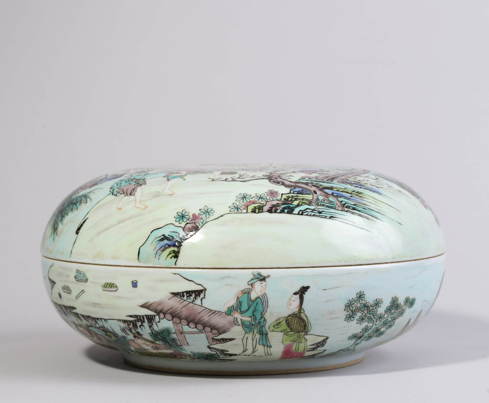 A FAMILLE VERTE ROUND BOX AND COVER. KANGXI PERIOD, QING DYNASTY. (1 of 8)