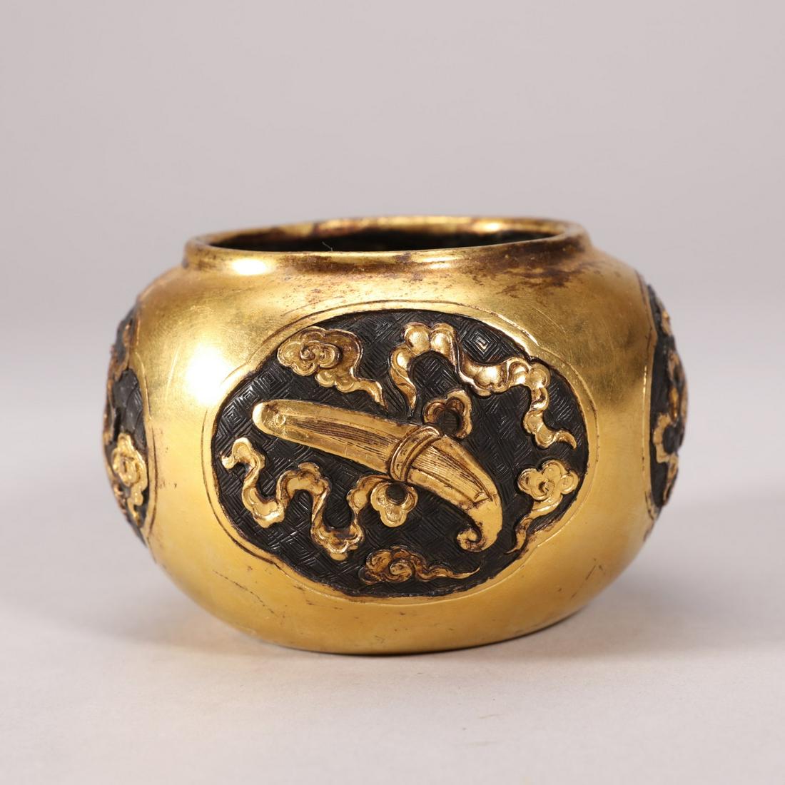A GILT-BRONZE WATER POT. EARLY QING DYNASTY. (1 of 5)