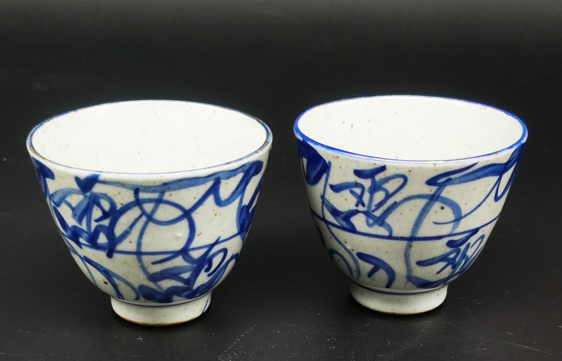 A PAIR OF SMALL BLUE & WHITE CUPS.: A PAIR OF SMALL BLUE & WHITE CUPS.