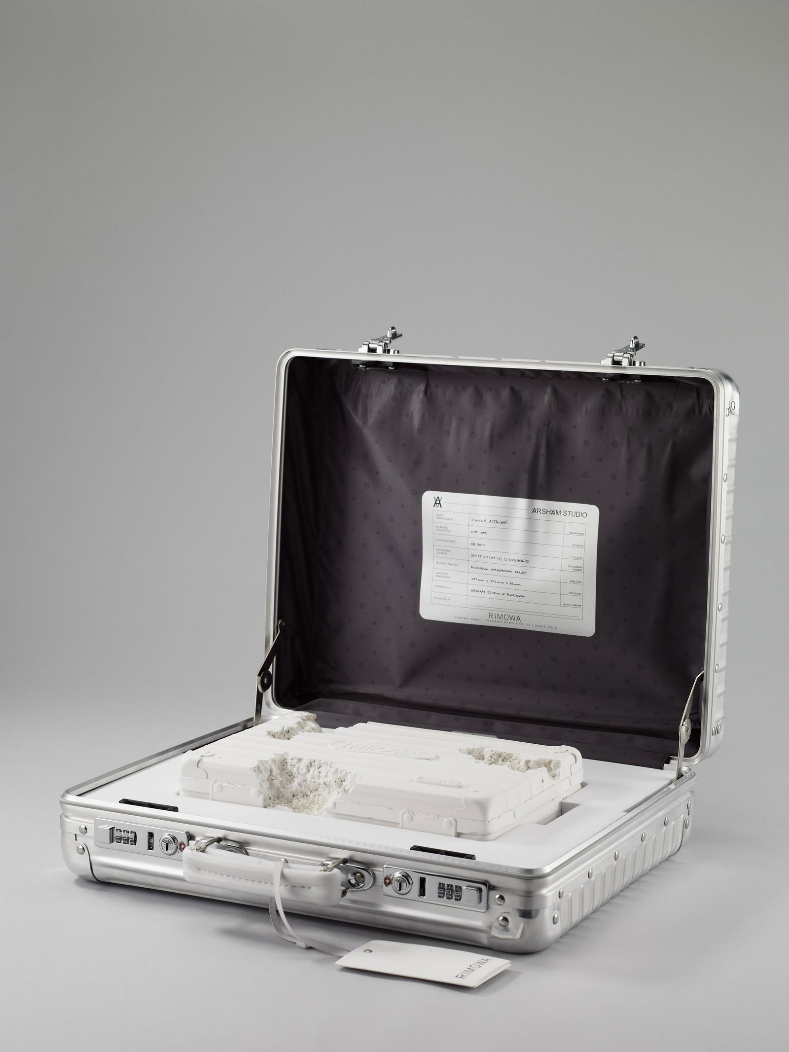 DANIEL ARSHAM x RIMOWA | ERODED SUITCASE, 2019: 丹尼爾．阿爾軒 侵蝕行李箱 雕塑:29.5 cm x 8.6 cm x 22.2 cm。行李箱：14 cm x 46 cm x 37