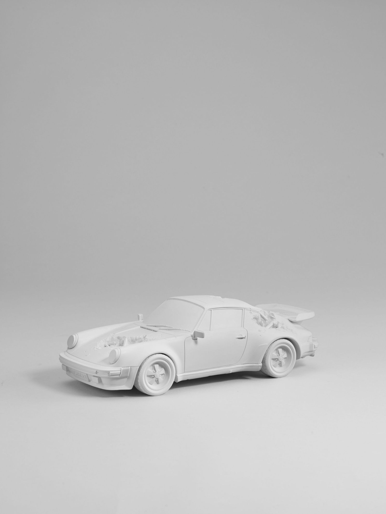 DANIEL ARSHAM, ERODED 911 TURBO, 2020: 丹尼爾・阿爾軒 侵蝕911渦輪 (保時捷)白色 13.6 cm x 9.1 cm x 3 cm 限量500件，ƀ