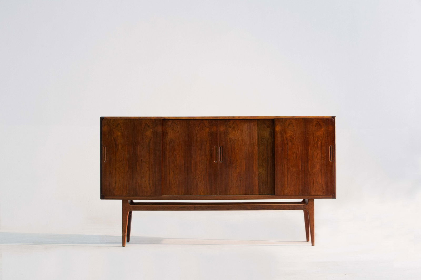A ROSEWOOD SIDEBOARD,: Omann Jun 玫瑰⽊邊櫃 200 cm Length/ 45.5 cm Width/ 110 cm Height 拍品描述:玫瑰木老件餐櫃，內