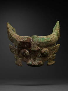 A BRONZE TAOTIE MASK , LATE SHANG: 商晚期 青銅獸面紋馬冠 18.7 cm Height, 21.7 cm Width 來源: 台灣私人收藏。 