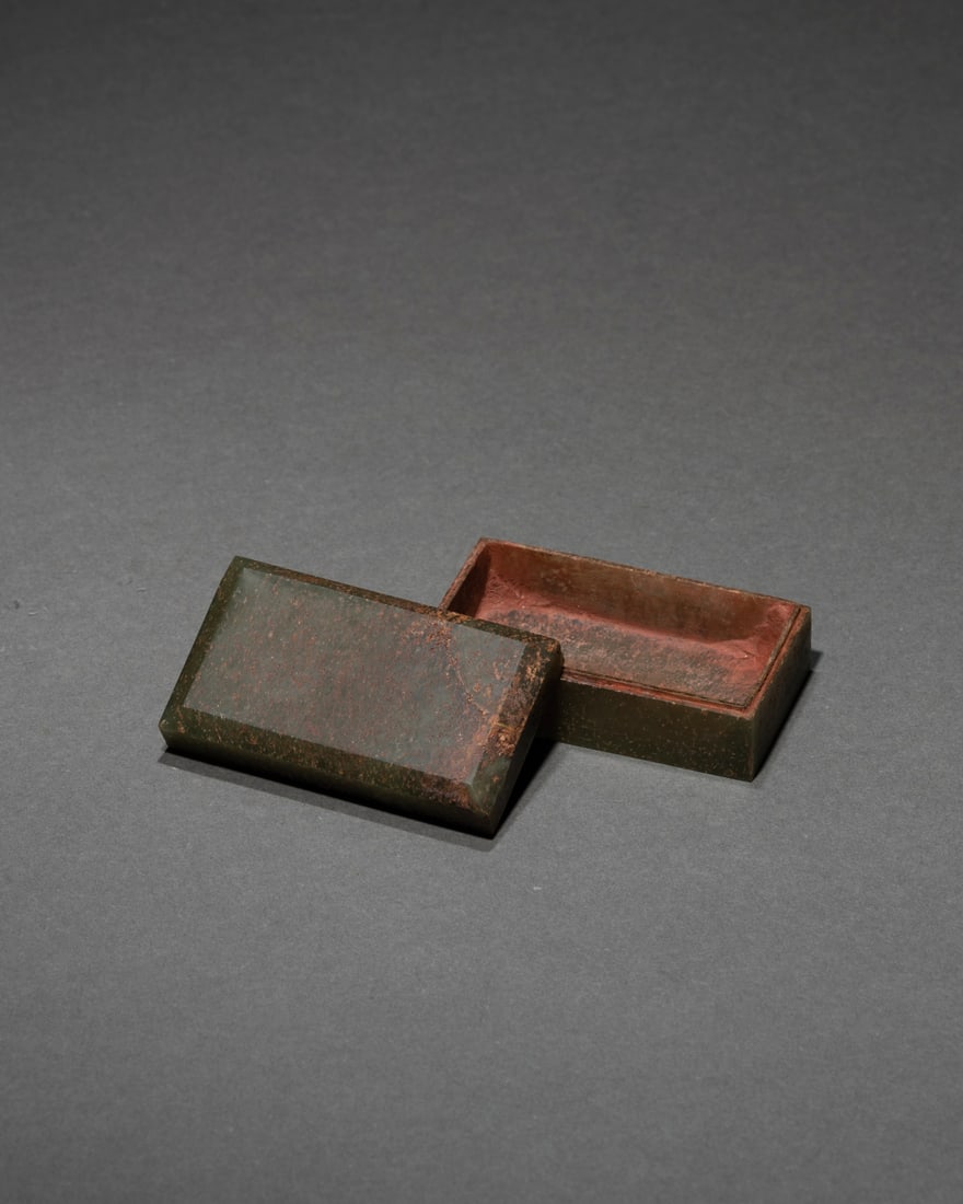 AN INCISED CELADON JADE 'MYTHICAL BEAST' BOX AND COVER: 品名: 戰國至漢 青玉陰刻靈獸紋蓋盒。年代(Age):WARRING STATES PERIOD TO HAN。 尺&#