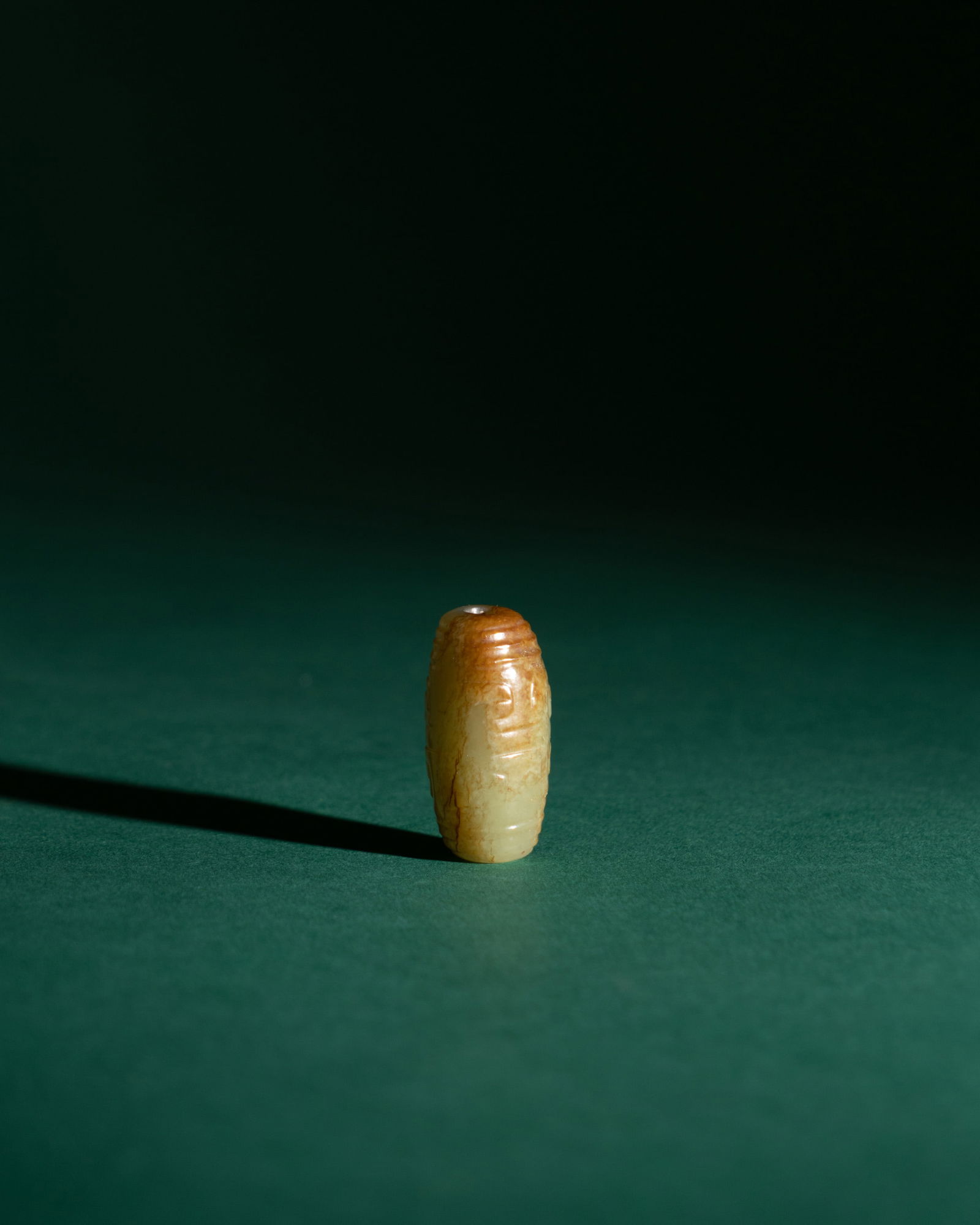 A CELADON JADE BEAD: 品名: 西周 青玉勒。年代(Age):WESTERN ZHOU (1046-771 B.C.)。 尺寸:3.8 cm Length。 來源：台