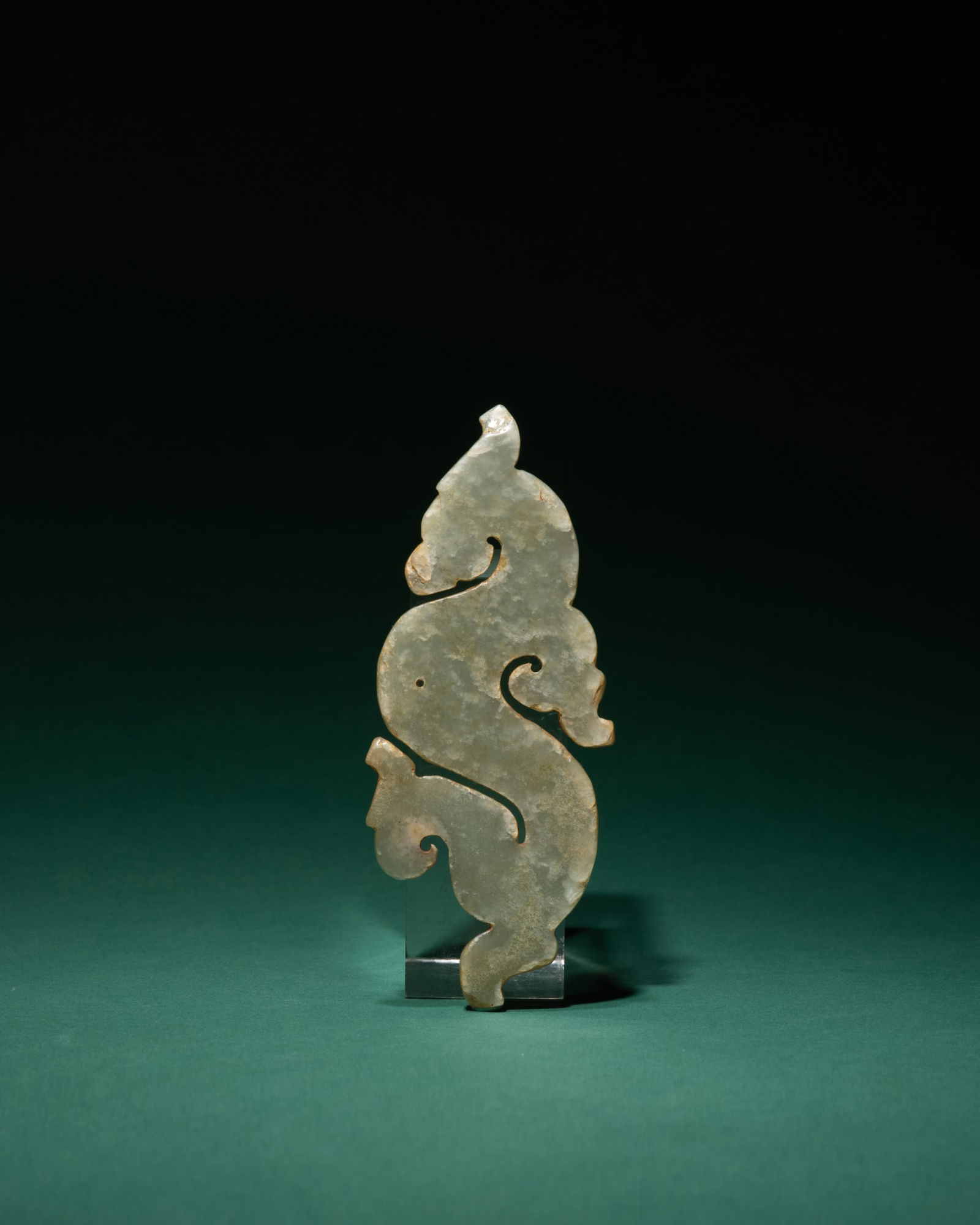 A CELADON JADE 'DRAGON' PENDANT: 品名: 戰國 青玉龍形珮。年代(Age):WARRING STATES PERIOD (475-221 B.C.)。 尺寸:11.3 cm Height。