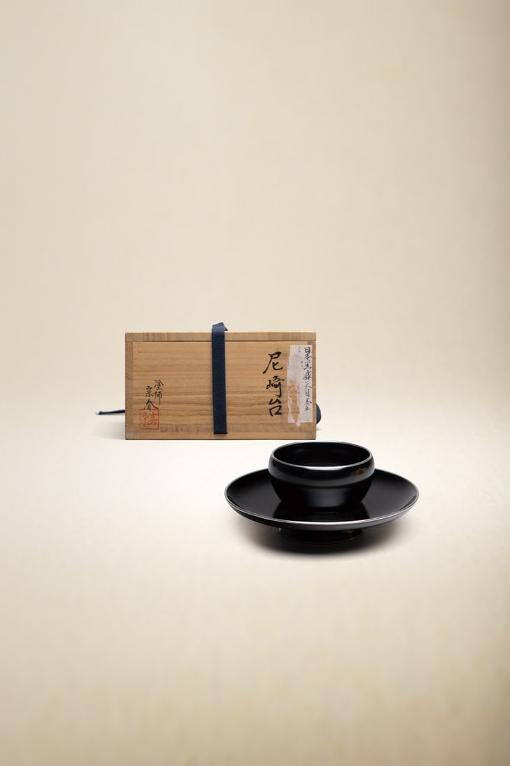 A BLACK LACQUER TEA BOWL STAND, BOX INSCRIBED KUZE S?SHUN (1 of 8)
