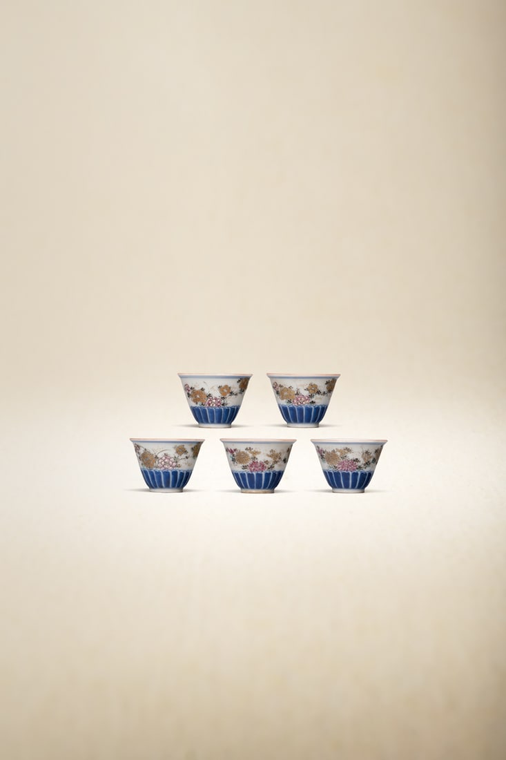 A GROUP OF 'SOMETSUKE' CUPS: 品名(title):明治時期 染付蓮瓣金菊紋杯一組五件。年代(Age): MEIJI PERIOD (18