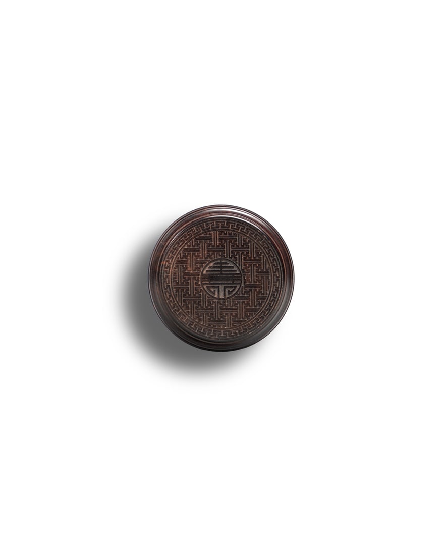 A PAIR OF ZITAN BOXES: 品名(title):民國 紫檀壽字紋蓋盒一對。年代(Age): 20TH CENTURY。 尺寸:各 8.6 cm Di