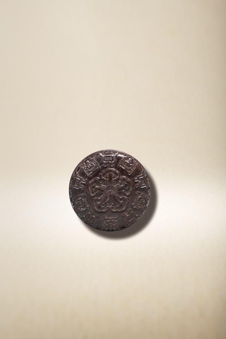 A ZITAN BOX: 品名(title):民國 紫檀福壽團花蓋盒。年代(Age): 20TH CENTURY。 尺寸:11 cm Diameter。