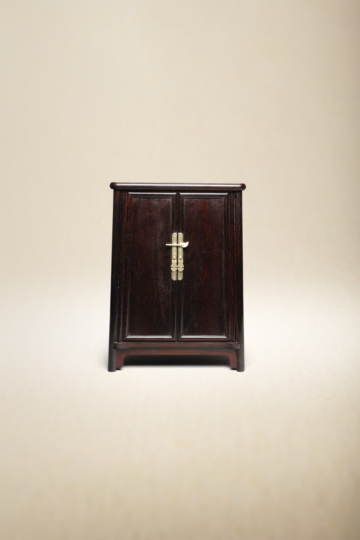 A ZITAN CABINET: 品名(title):李平 (b.1963) 小葉紫檀面條櫃。年代(Age): LI PING (b.1963)。 尺寸:53.5 cm Height。