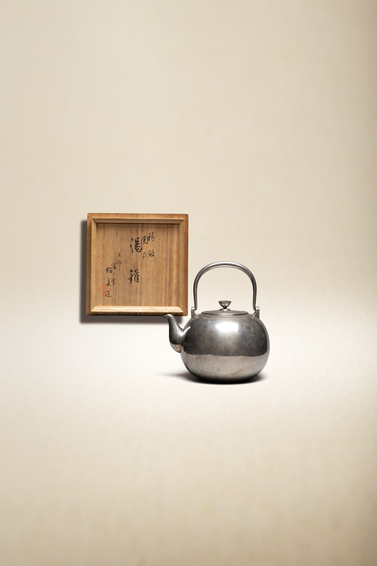 A KYOTO SILVER TEAPOT: 品名(title):紹美榮祐 (1839-1899) 京都惺惺堂紹美造銀壺。年代(Age): JOMI EISUKE (1839-18
