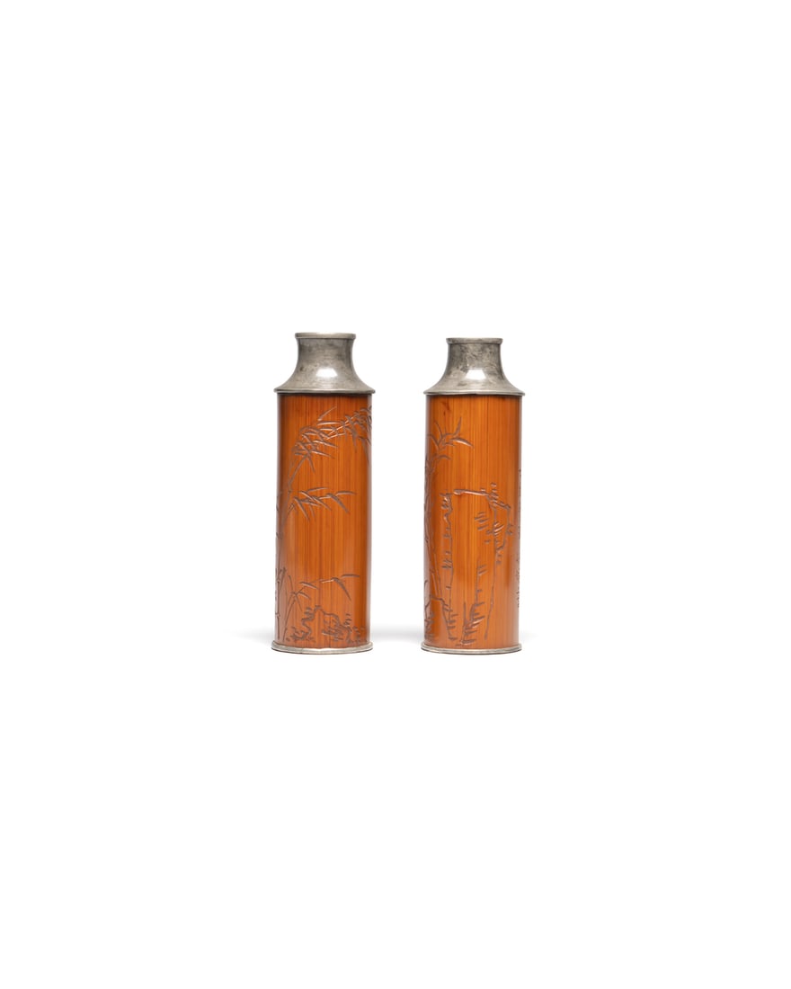 A PAIR OF CARVED BAMBOO AND PEWTER WINE VASES: 品名(title):清 錫胎套竹雕竹石圖酒壺一對。年代(Age): QING (1644-1911 A.D.)。 尺&#