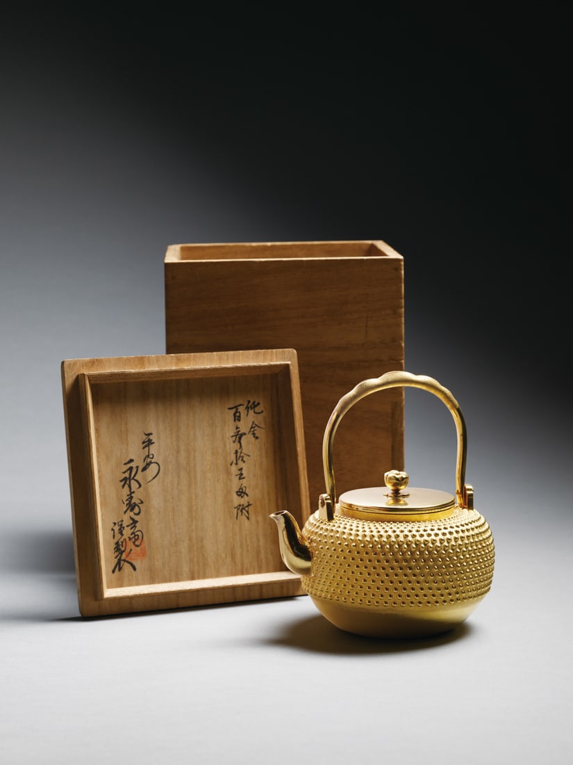 A GOLD TEAPOT: 品名(title):大正-昭和時期 京都永壽齋 純金霰形壺。年代(Age): TAISHO-SHOWA P