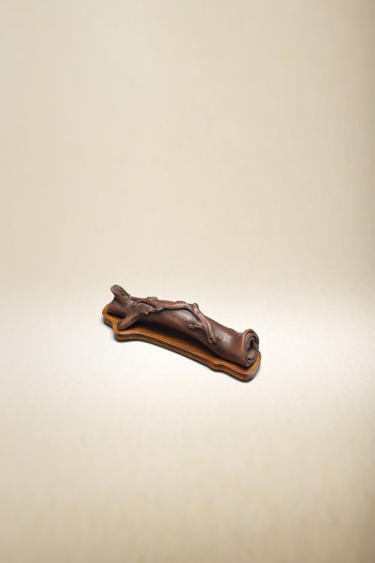A ZISHA BRUSH REST: 品名(title):清 「陳鳴遠」款紫砂筆擱。年代(Age): QING (1644-1911 A.D.)。 尺寸:18 cm Len