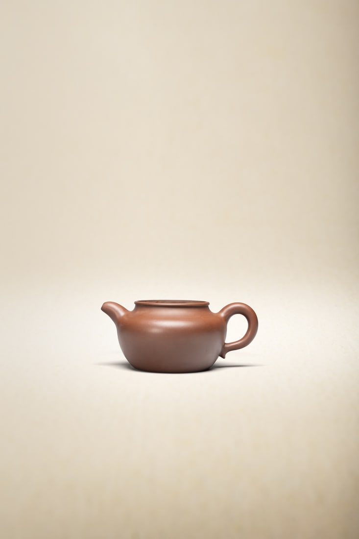 A ZISHA TEAPOT: 品名(title):清 紫砂壺。年代(Age): QING (1644-1911 A.D.)。 尺寸:1000 cc。